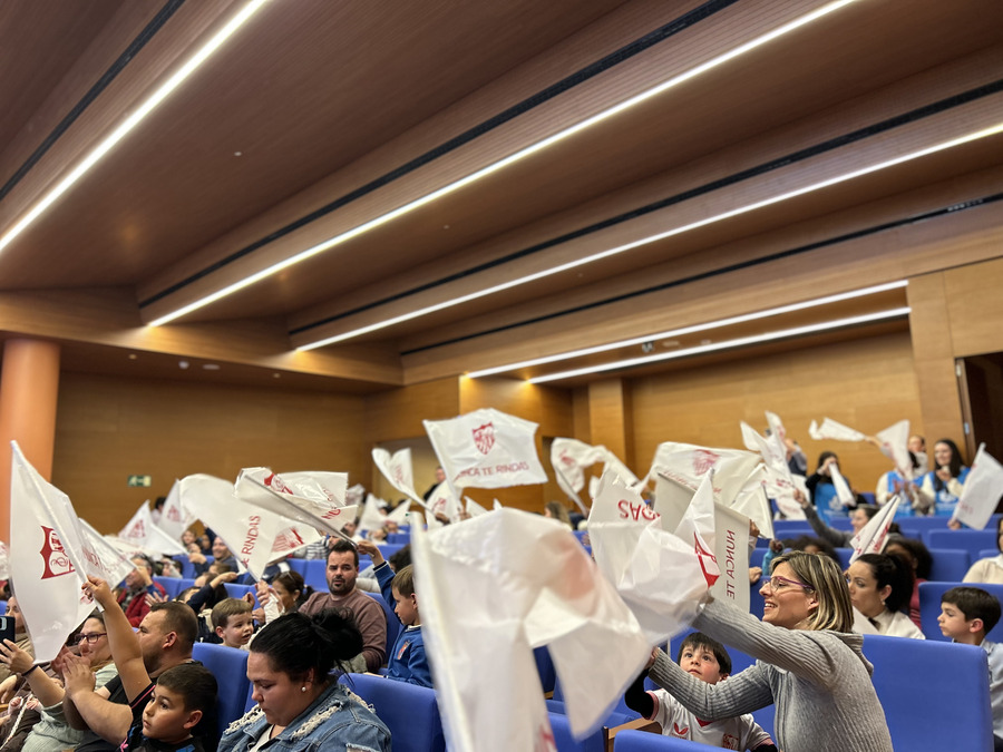 En agradecimiento a la Fundación el público levantó sus banderas al son del himno del Sevilla FC En agradecimiento a la Fundación el público levantó sus banderas al son del himno del Sevilla FC